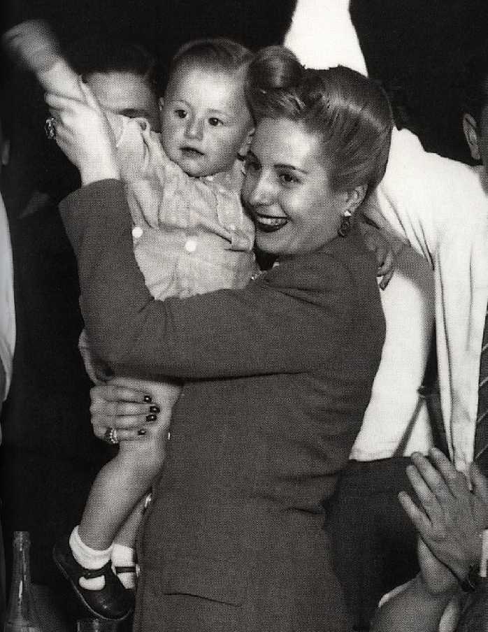 EVA PERON CON NIÑO EN BRAZOS