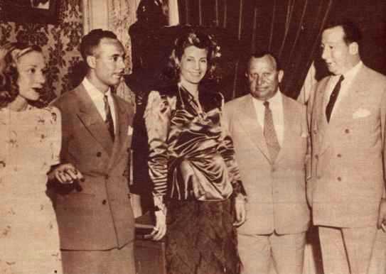 La actriz Eva Duarte, sonriente, tras su éxito en Radio Belgrano. La rodean Nedda Francy, Narciso Ibañez Menta, Jaime Yanquelevich y un representante de la firma jabón Radical, anunciadora del espacio radial.