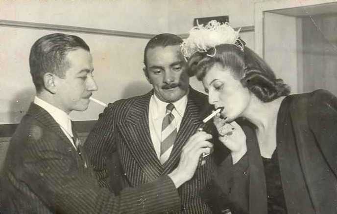 EVITA FUMANDO